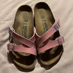 Birkenstock Yao in a dusty pink patent